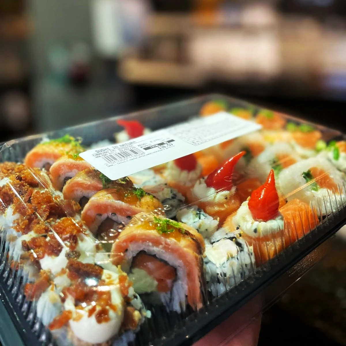 Bandeja de sushi variado pronta para levar
